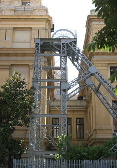 Vista de la torre de acceso a la mina “Marcelo Jorissen”